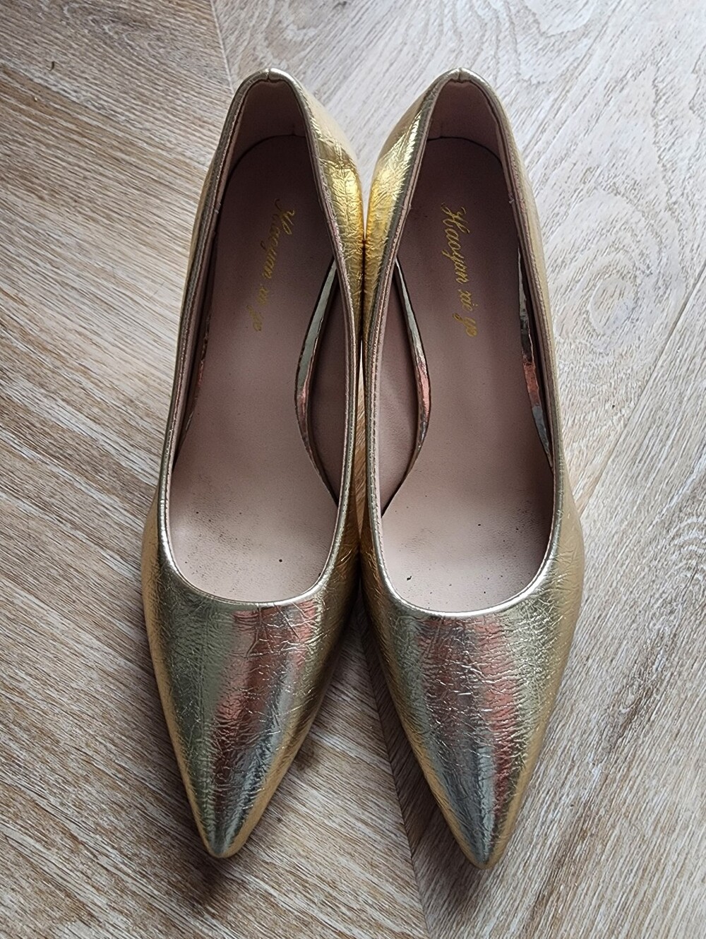 LIKE NEW! Beautiful striking metallic gold pumps